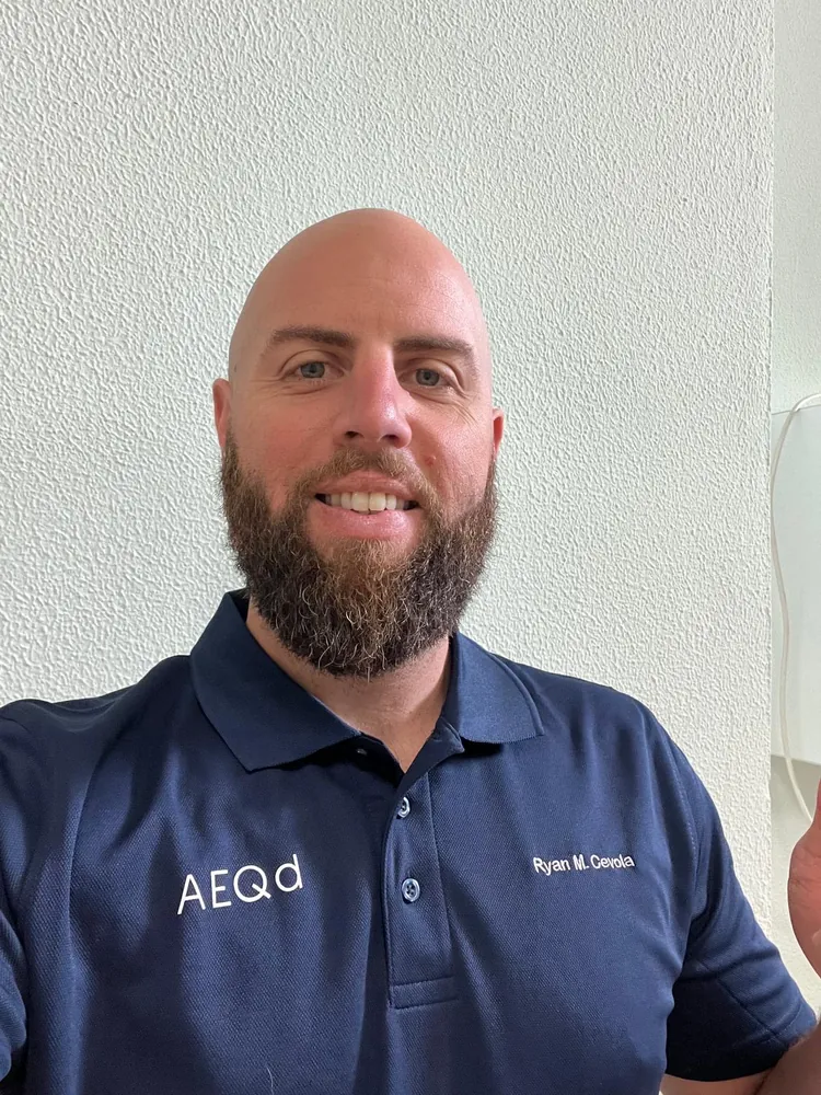 El Dr. Ryan Cevola con el polo de la Asociación Española de Quiropráctica Deportiva
