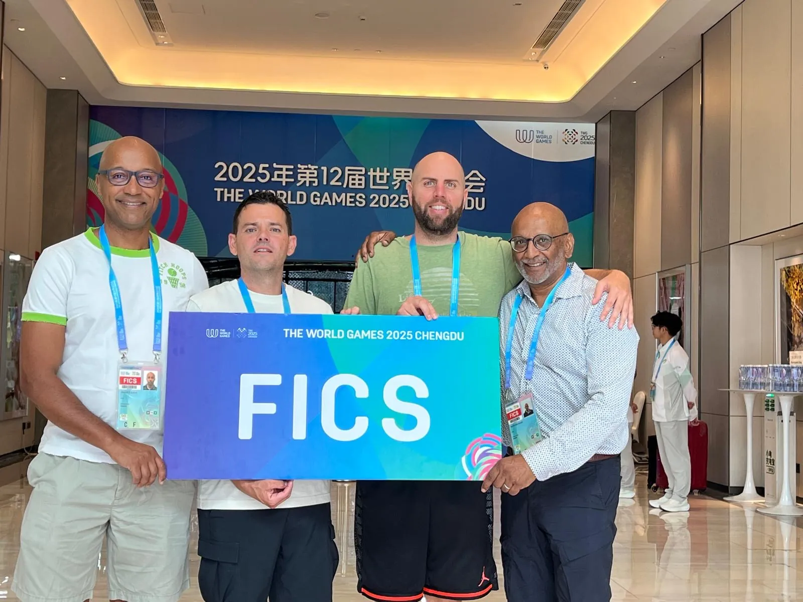 El Dr. Ryan Cevola con compañeros del equipo de FICS en los World Games 2025 de Chengdu